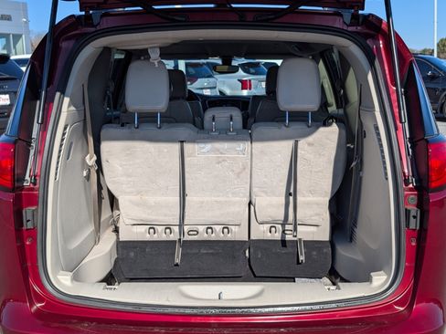 Used 2021 Chrysler Voyager Lxi image 24