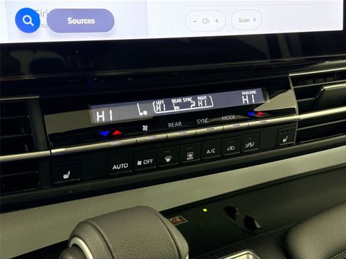 Used 2025 Toyota Sienna XLE image 26