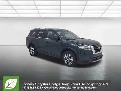 Used 2025 Nissan Pathfinder SL image 3