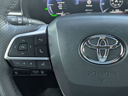 Used 2025 Toyota Sienna Platinum FWD image 16