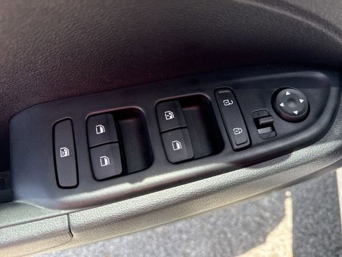 Used 2025 Hyundai Venue SEL FWD image 15
