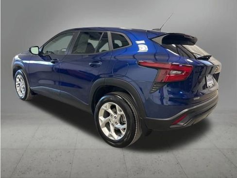 Used 2024 Chevrolet Trax LS w/ LS Convenience Package image 8