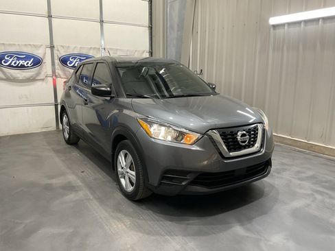 Used 2020 Nissan Kicks S image 1