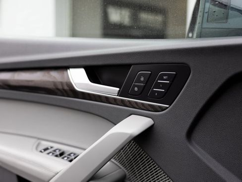 Used 2019 Audi Q5 Prestige w/ Prestige Package image 26