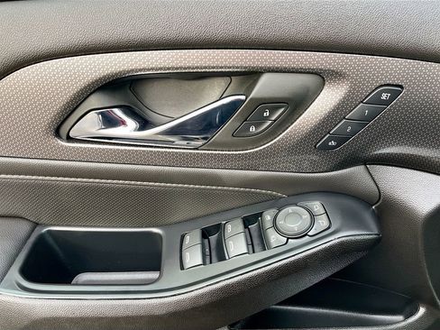 Used 2023 Chevrolet Traverse Premier image 18