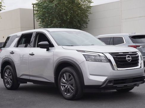 Used 2025 Nissan Pathfinder S image 4