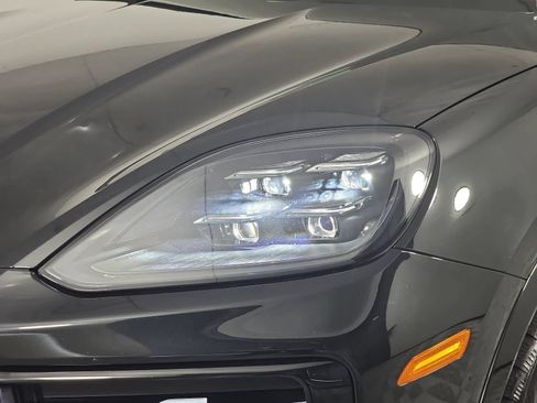 Used 2024 Porsche Cayenne AWD/4WD image 31