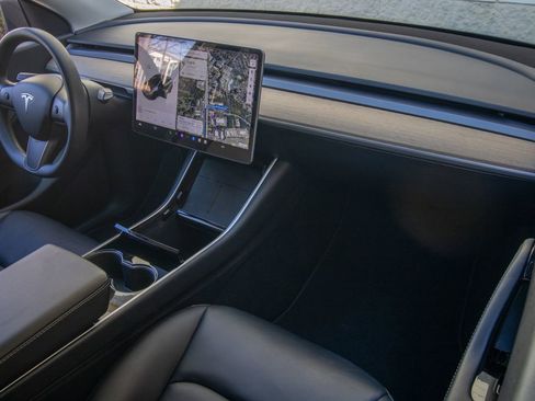 Used 2021 Tesla Model Y Long Range image 22