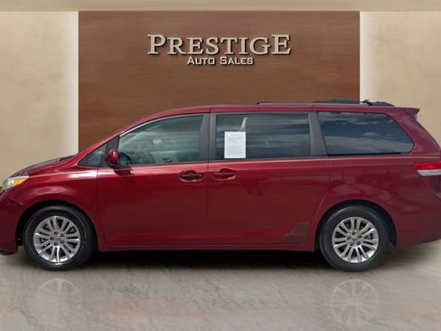 Used 2012 Toyota Sienna XLE FWD image 2
