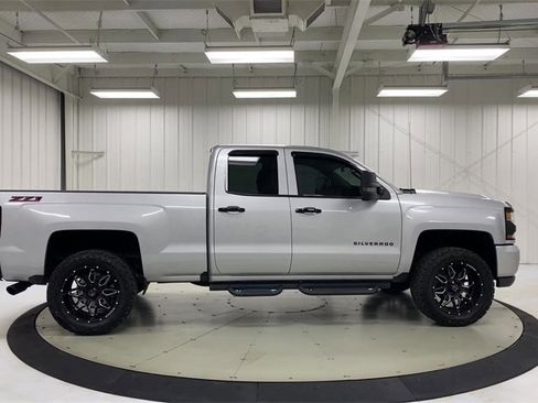 Used 2017 Chevrolet Silverado 1500 LT w/ Redline Edition image 9