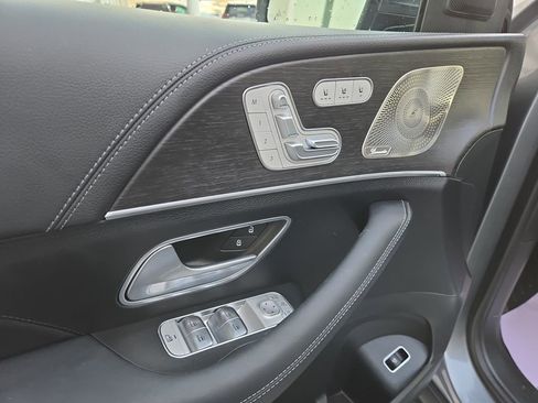 Used 2025 Mercedes-Benz GLS 580 4MATIC image 11