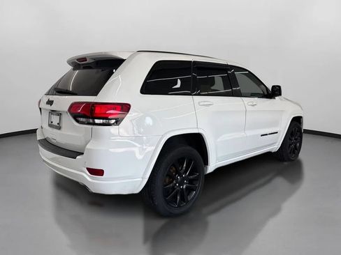 Used 2017 Jeep Grand Cherokee Altitude AWD/4WD image 10