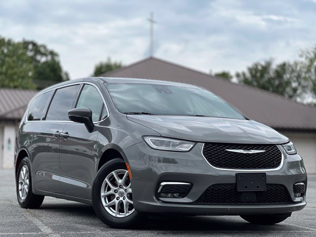 Used 2023 Chrysler Pacifica Touring-L FWD image 3