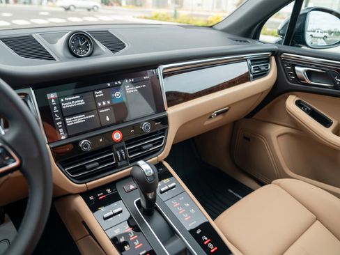 New 2026 Porsche Macan image 17