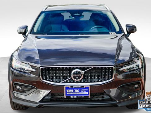 Used 2025 Volvo V60 B5 Cross Country Plus image 2
