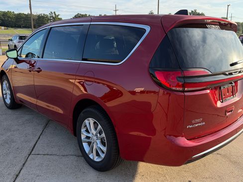 New 2027 Chrysler Pacifica Select AWD/4WD image 6