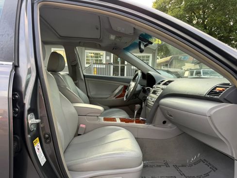 Used 2010 Toyota Camry SE FWD image 11