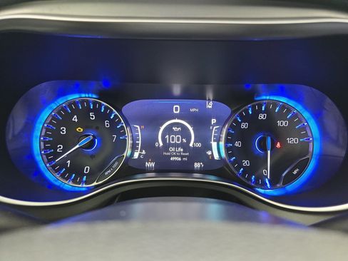 Used 2019 Chrysler Pacifica Touring-L w/ Advanced Safetytec Group FWD image 16