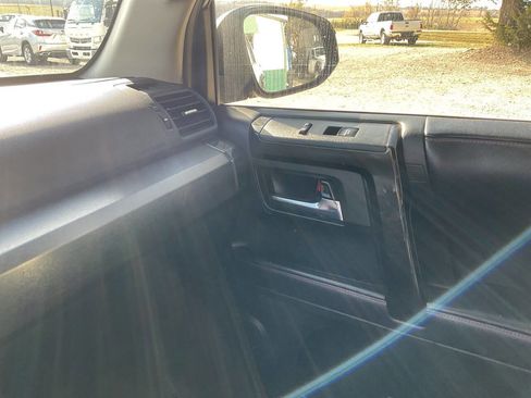 Used 2018 Toyota 4Runner TRD Off-Road Premium image 16