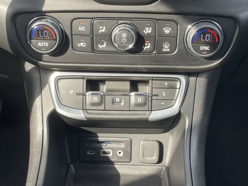 Used 2024 GMC Terrain SLT image 25