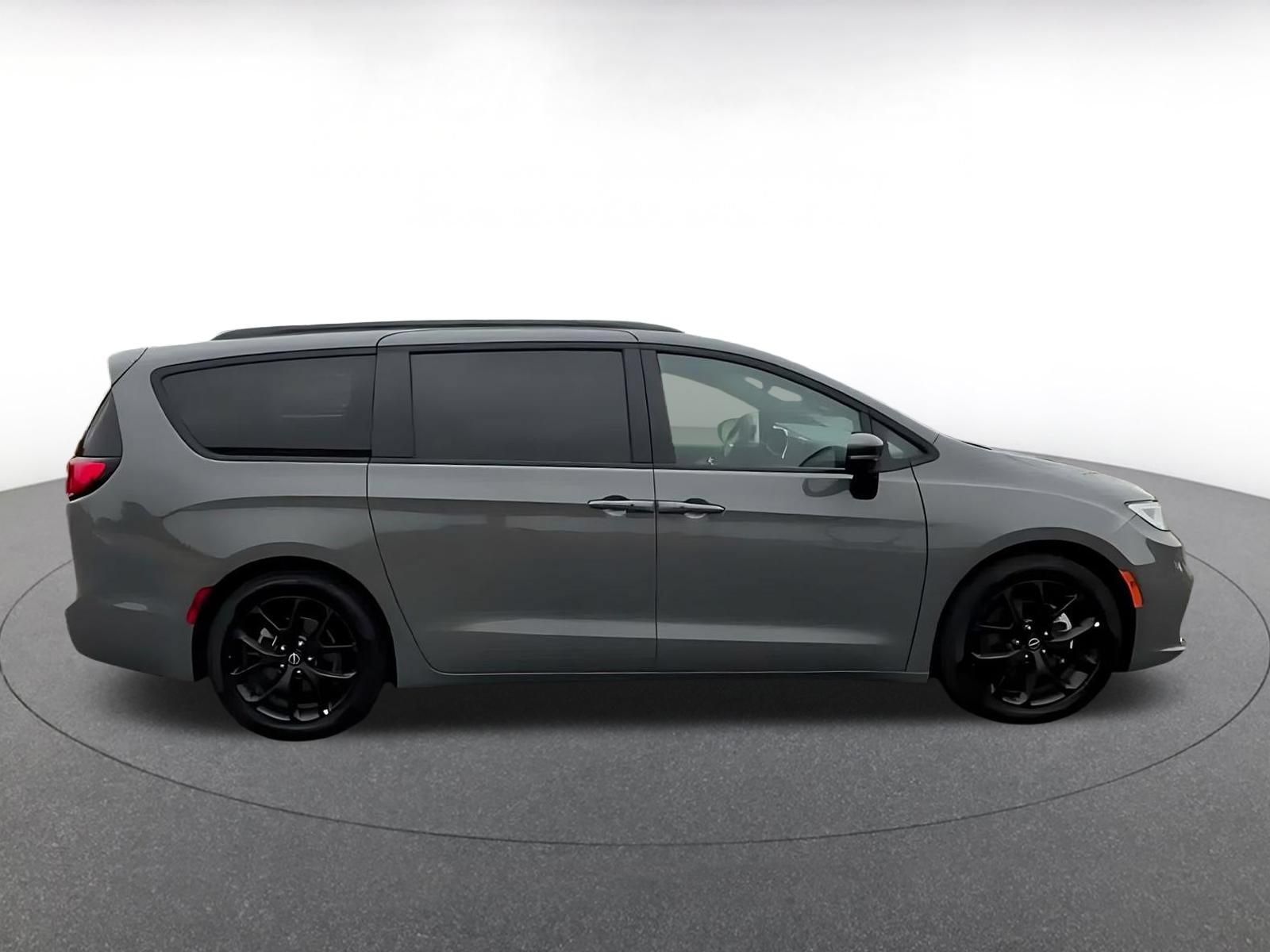 Used 2025 Chrysler Pacifica Limited FWD image 15