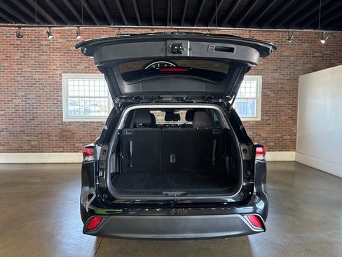 Used 2022 Toyota Highlander L image 38