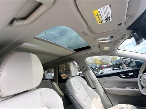 Used 2022 Volvo XC60 B5 Momentum w/ Advanced Package image 27