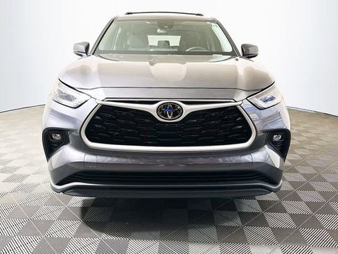 Used 2023 Toyota Highlander LE FWD image 3