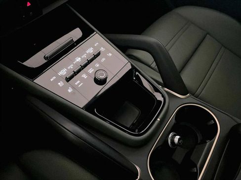 Used 2025 Porsche Cayenne Coupe image 20