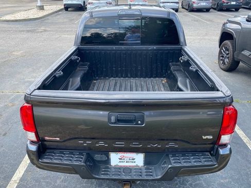 Used 2017 Toyota Tacoma TRD Sport w/ Premium & Technology Package AWD/4WD image 12