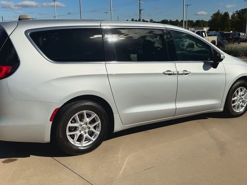 Used 2023 Chrysler Voyager LX image 9