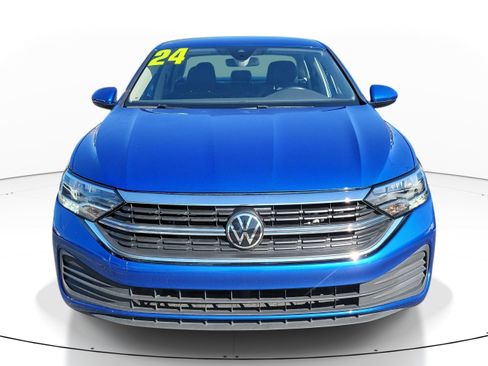 Used 2024 Volkswagen Jetta SE FWD image 2