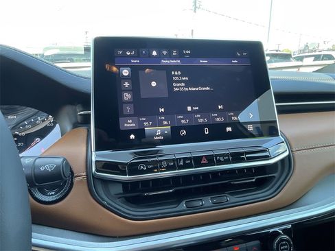 Used 2024 Jeep Compass Limited image 12