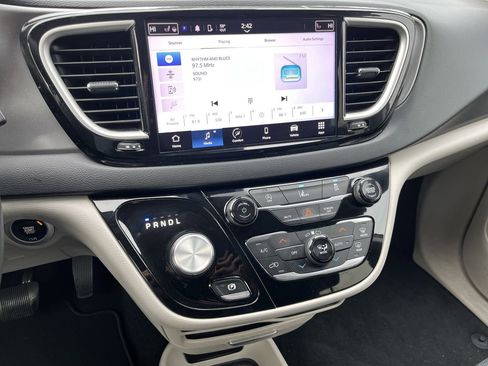 Used 2022 Chrysler Pacifica Touring-L image 8