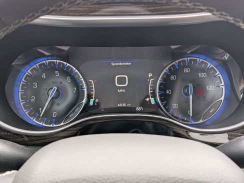 Used 2022 Chrysler Pacifica Limited AWD/4WD image 10