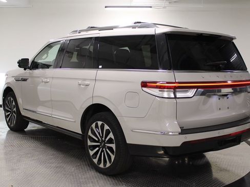 Used 2024 Lincoln Navigator Reserve image 3