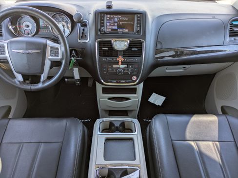 Used 2016 Chrysler Town & Country Touring FWD image 30