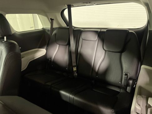 Used 2024 Kia Carnival LX image 24