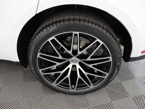 Used 2025 Porsche Macan image 11