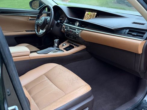 Used 2016 Lexus ES 350 w/ Luxury Package w/Wood Trim FWD image 21