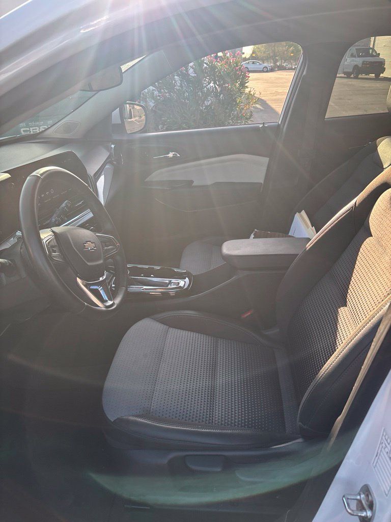 Used 2025 Chevrolet Trax LT w/ LT Convenience Package FWD image 8