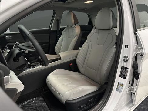 Used 2024 Hyundai Elantra Limited image 4