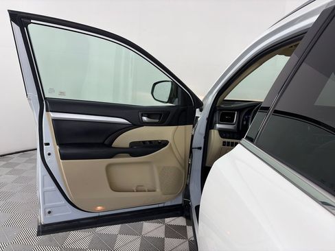 Used 2019 Toyota Highlander XLE AWD/4WD image 10