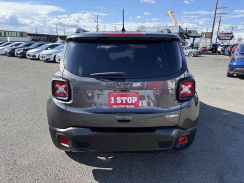 Used 2019 Jeep Renegade Latitude FWD image 4