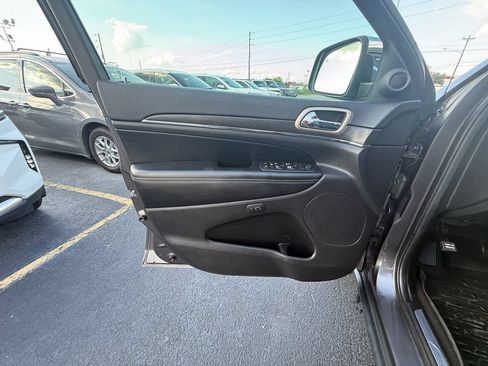 Used 2017 Jeep Grand Cherokee Limited AWD/4WD image 11