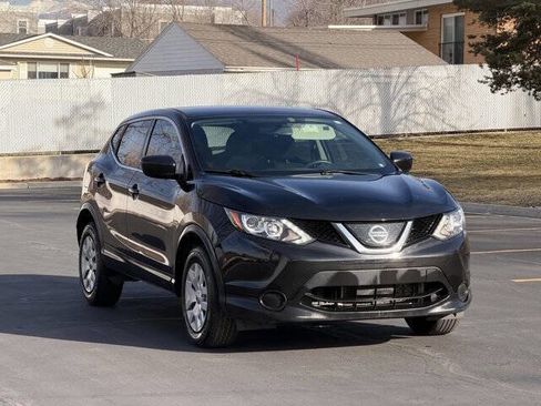Used 2019 Nissan Rogue Sport S image 2
