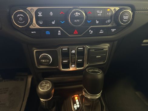 Used 2025 Jeep Wrangler Unlimited Sahara w/ Safety Group AWD/4WD image 12