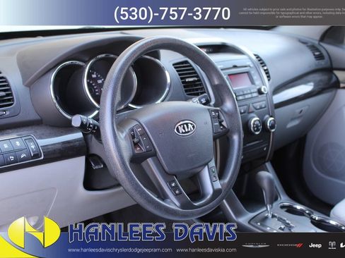 Used 2012 Kia Sorento LX w/ Convenience Pkg FWD image 11
