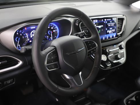 Used 2025 Chrysler Pacifica Select image 24