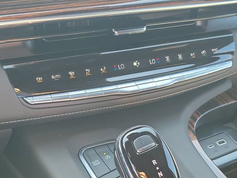 Used 2023 Cadillac Escalade Premium Luxury AWD/4WD image 17